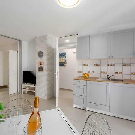 In - Istrien 42143 Apartment Porec